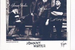 6 X 6 B&W Photo Johnny Winter Band Autograph {M085} - Picture 1 of 1