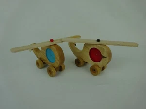 2 handgefertigte Hubschrauber aus Holz mit Rädern ~ Trinity Spielzeugmacher - Bild 1 von 10