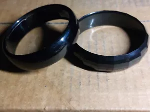 Coppia di bracciali in lucite nera bigiotteria moda vintage - Foto 1 di 9