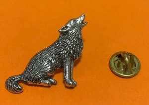 PIN INSIGNIA BROCHE SOLAPA EN BOLSA DE REGALO CUMPLEAÑOS NAVIDAD LOBO HOWLING PELTRE PLATA - Imagen 1 de 2