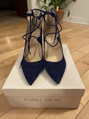 Dark Blue Suede Ivanka Trump Women’s pointy toe Heels 8.5 Foto 1 de 4