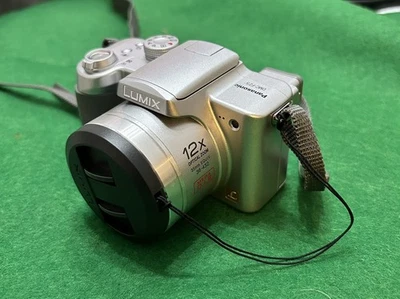 Panasonic Lumix DMC FZ 5 zoom camera, battery and battery charger. - Image 1 of 4