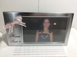 MARCO DE FOTOS HAPPY SWEET 16 Nuevo en caja de regalo Marco de metal plateado 6” por 4” con cinta - Imagen 1 de 4