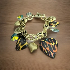 Pulsera con dije de cristal australiano medallón estampado de leopardo firmado por Betsy Johnson - Imagen 1 de 3