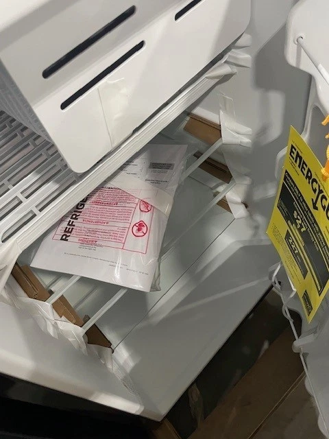 GE GME04GGKBBB 20" Negro 4,4 ft³ ft. Refrigerador compacto NOB #112129 Foto 1 de 4