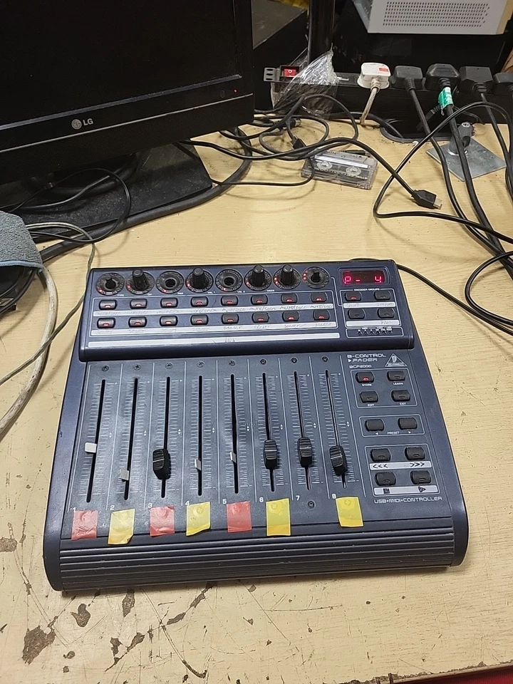 Behringer BCF2000 B-Control USB/MIDI Controller Desk - nicht vollständig getestet  - Bild 1 von 4