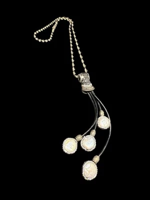 Cadena trenzada colgante de plata de ley con diamantes de imitación de perlas de cordón negro  Foto 1 de 4