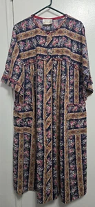 ¿Vintage? Vestido Leisure Life Floral Casa Muumuu Bolsillos Frontales a Presión Talla M/L LEER - Imagen 1 de 13