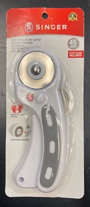 SINGER Modern Maker Lock 'N Roll Rotary Cutter 45mm-With Extra Blade - Picture 1 of 2