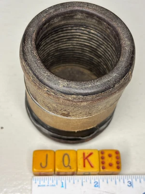 Juego incompleto de 4 dados de cartas y hebilla de cuero taza casino póker baquelita Foto 1 de 4