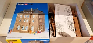 Kibri 1:87 H0 8199 Bahnbetriebs Gebäude ungebaut in OVP, siehe Fotos - Bild 1 von 3