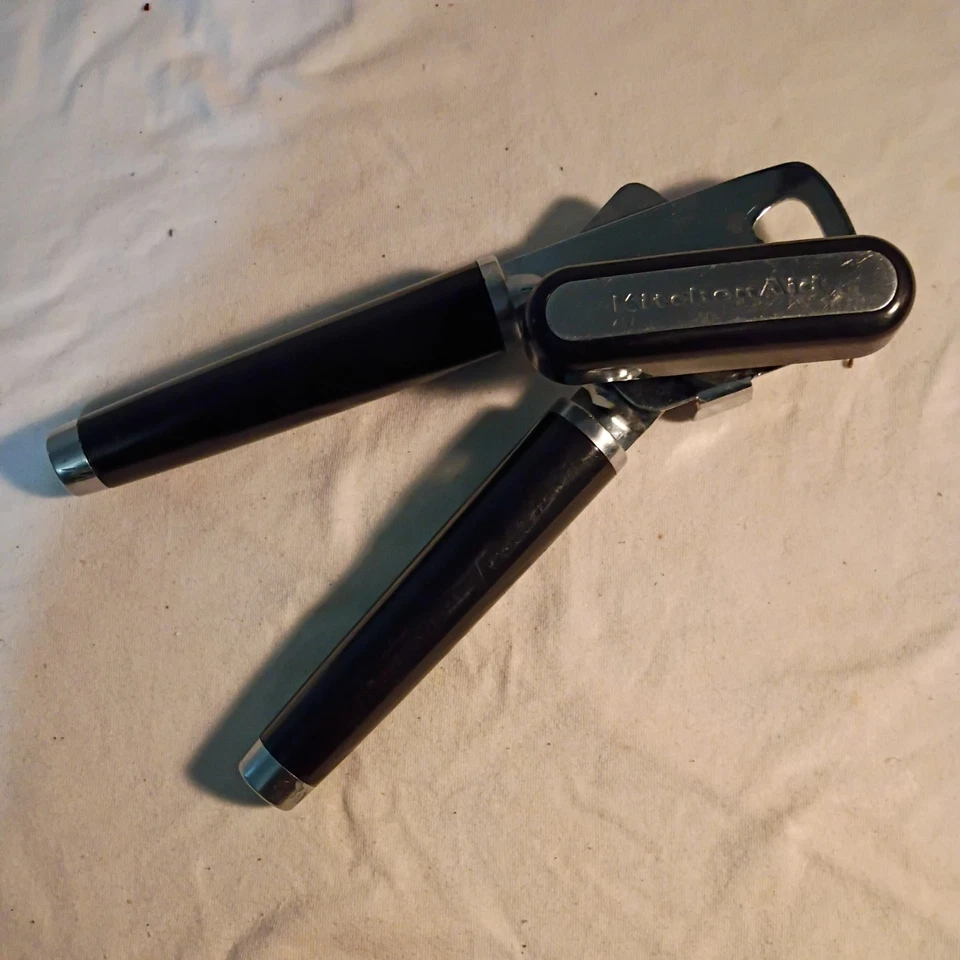 KitchenAid Classic 1 abrelatas multifunción con abrebotellas en negro Foto 1 de 2