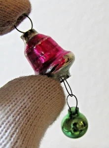 Vintage Glas geprägte rosa GLOCKE mit KUGEL kleiner Federbaum Weihnachtsschmuck Japan - Bild 1 von 7