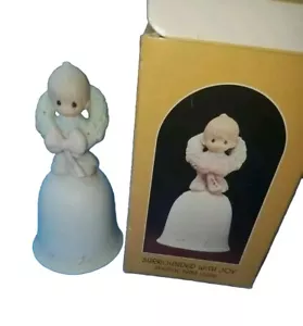 Precious Moments Weihnachtsglocke ""Umgeben von Freude"" 1983 Enesco E-0522 - Bild 1 von 3