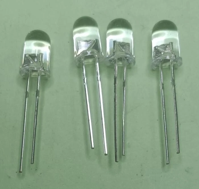 16x LED 5mm 20mA leds: 4 Red, 4 Green, 4 Yellow, 4 Blue, transparent case - Immagine 1 di 1