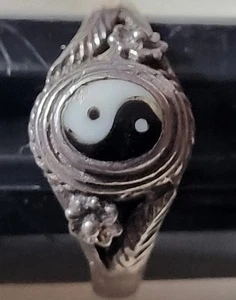 925 Sterling Silver Onyx YIN YANG Balance Ring  Flower Leaf Cut Out Design Sz 7 - Picture 1 of 4