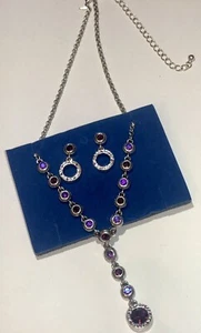 "AVON #F3122051 Brillante lila Lünette ""Y"" Halskette & Ohrringe Set 2007 16""-18"" - Bild 1 von 7
