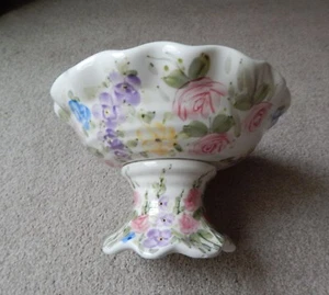 VINTAGE DECORATIVE PORCELAIN FRUIT BOWL~BEAUTIFUL FLOWER PATTERN~EXCELLENT COND! - Picture 1 of 5