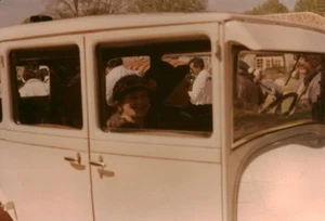 Photo ancienne régionale groupe folklorique vieille voiture à Apremont 1960 - Picture 1 of 1
