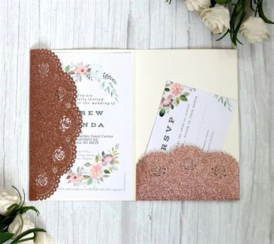 50/100 Triple Flor Hueca Corte Láser Tarjeta Invitación Boda Suministros de Fiesta Foto 1 de 4