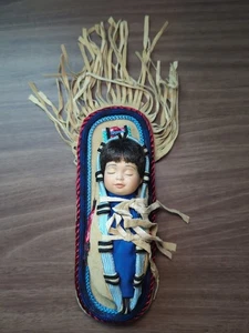 Handgefertigte Baby-Puppe im Stil der amerikanischen Ureinwohner 8 Zoll Leder & Perlendekor - Bild 1 von 13