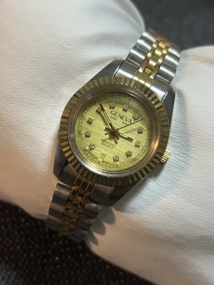 Reloj pulsera presidencial vintage Geneva para mujer bisel estriado tono plata/oro Foto 1 de 4