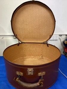 Large VINTAGE HAT BOX LEATHER TRAVEL LUGGAGE 46 x 43 x 24 cm - Picture 1 of 16