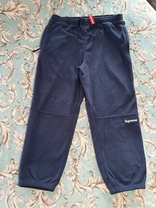 PANTALÓN DEPORTIVO SUPREME POLARTEC (AZUL MARINO) (XL) FW23 PANTALÓN VAQUERO HOLGADO - Imagen 1 de 18