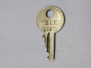 The Yale & Towne MFG. Co. 196 Trunk Padlock Lock Key USA Antique Desk  - Picture 1 of 2