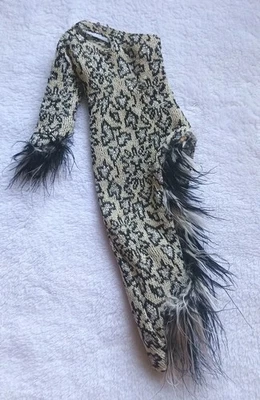 Antigo 1976 Boneca Mego Cher Moda Penas Fosco Vestido de Penas Prata Raro Muito Bom Estado - Imagem 1 de 4