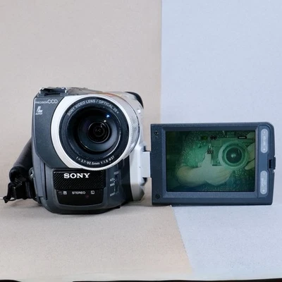 SONY HANDYCAM DCR-TRV620E CAMCORDER HI8 / 8MM / DIGITAL 8 VIDEO-8 ANALOGUE VIDEO - Image 1 of 4