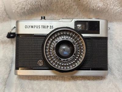 Vintage Olympus Trip 35 Compact Film Camera w/ D. Zuiko 40mm F/2.8 Lens - Image 1 of 4