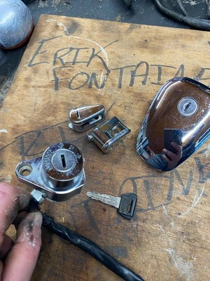 Juego de llaves OEM, bloqueo de casco de tapa de gas de encendido Suzuki Intruder VS1400 Boulevard S83 Foto 1 de 4