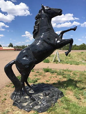 Estatua de aluminio Mustang de 9 pies Foto 1 de 2