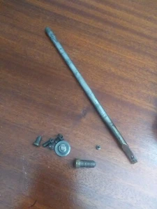 Máquina de coser Singer 128 PIEZAS Y TORNILLOS DIVERSOS - Imagen 1 de 6