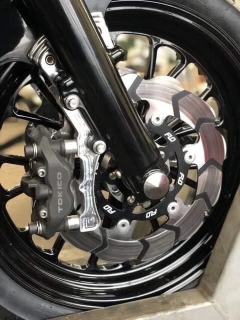 Suporte de pinça de freio dianteiro radial Harley Davidson - Imagem 1 de 4