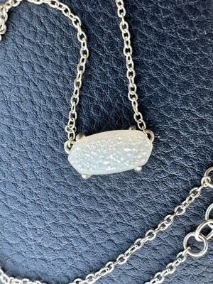 Colar pingente de ouro rosa claro Kendra Scott Ever drusa iridescente 16"" - Imagem 1 de 4