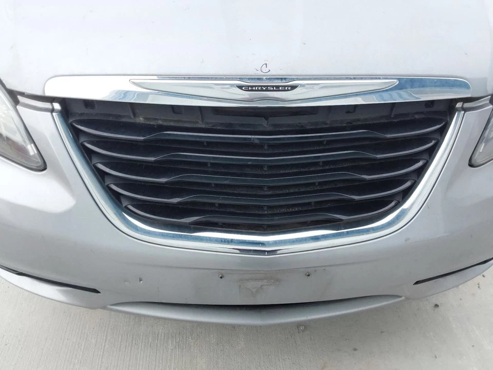 (LOCAL PICKUP ONLY) Grille Upper Chrome Surround Black Fits 11-14 200 2883392 Foto 1 de 4