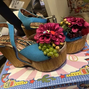 IRREGULAR CHOICE French Vila canvas wedge platform grapes flying pig sz39 unworn - Picture 1 of 9