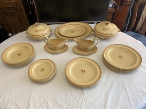 Vintage Wedgwood Dinner Set – AMH 8599 – 33-Piece Bone China – Made in England - Picture 1 of 5