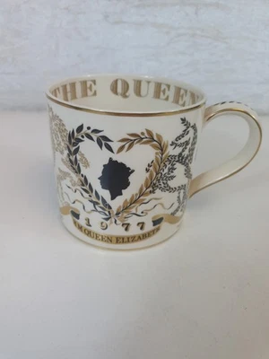 Wedgwood Silver Jubilee 1952-1977  Queen Elizabeth II Commenmorative Large Mug - Image 1 of 4