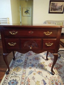 THOMASVILLE 20TH C QUEEN ANNE ANTIQUE NEWPORT LOWBOY CHEST TABLE DRAWERS FAN - Picture 1 of 10