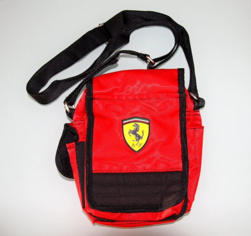Bolso rojo FERRARI, muy comodo y con muchos bolsillos. Nuevo - Imagen 1 de 1