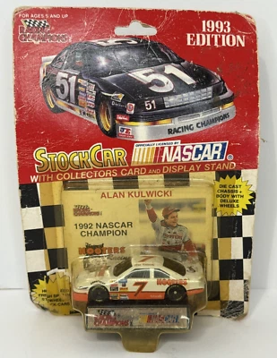 Racing Champions 1993 Alan Kulwicki 1:64 #7 Hooters Ford T-Bird con tarjeta Champ '92 Foto 1 de 4