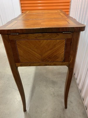 Cómoda de maquillaje antigua alrededor de 1870 Foto 1 de 4