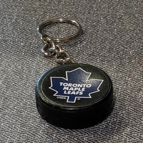 Plastic Hockey Puck NHL Keychain Toronto Maple Leafs Cover