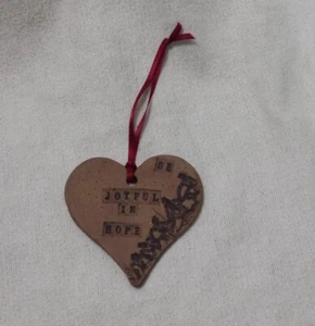Adorno de corazón de cerámica para galletas horneadas plano hecho a mano en relieve ser alegre en la esperanza - Imagen 1 de 5