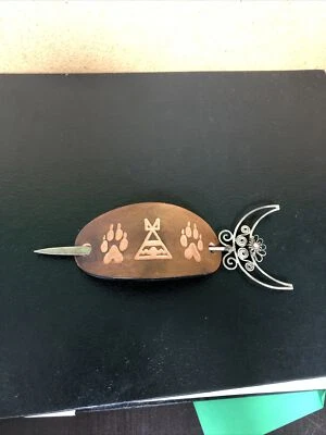Pieza de alfiler de pelo vintage hecha a mano de cuero indígena y metal soldado Foto 1 de 4