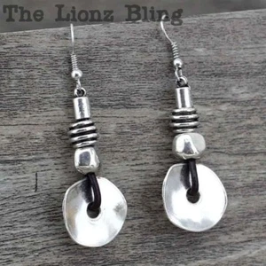 Urban rustikaler gehämmerter Silberanhänger/Akzente auf braunem Leder Ohrhänger  - Bild 1 von 4