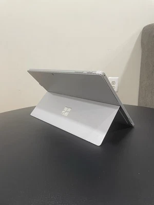 Microsoft поверхность Pro 4 I5-6300U 8GB RAM, 256GB SSD (чехол и ручка включены) - Изображение 1 из 4